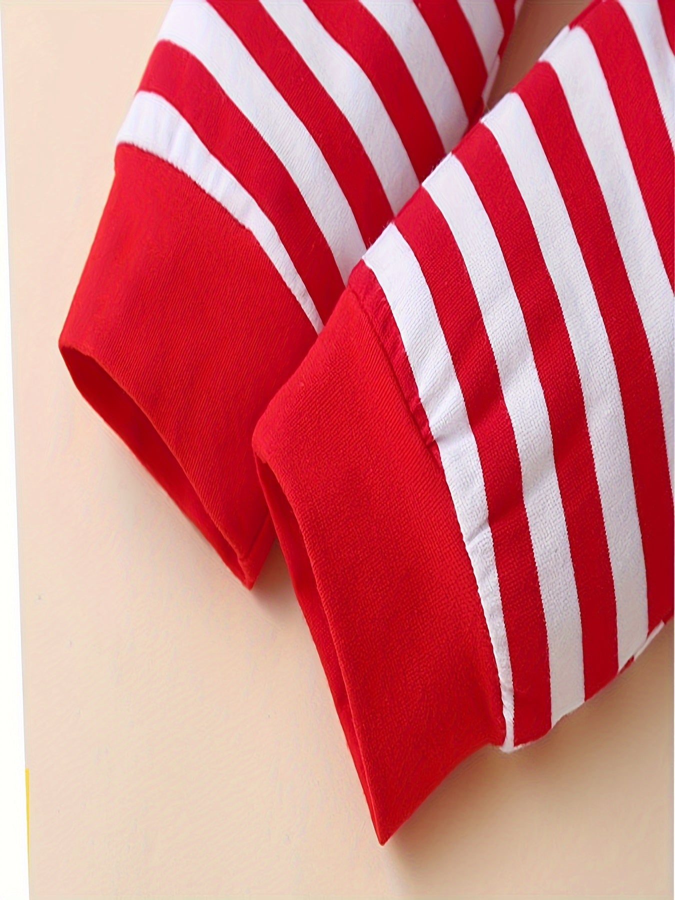 Conjunto festa para Natal, 3 peças: macacão listrado com estampa de Papai Noel, calça e chapéu. Ideal para uso casual e ao ar livre.