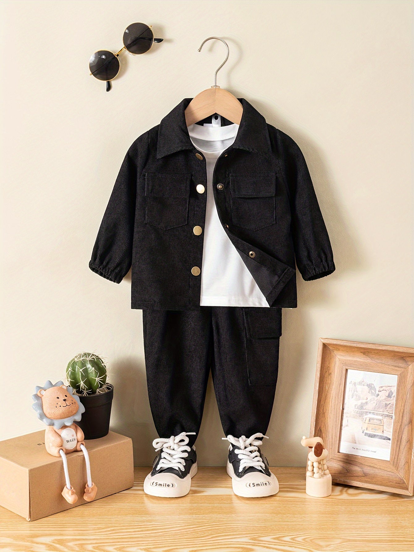 Conjunto infantil de 2 peças: blusa de manga comprida com gola alta e calça comprida. Roupa casual para crianças.