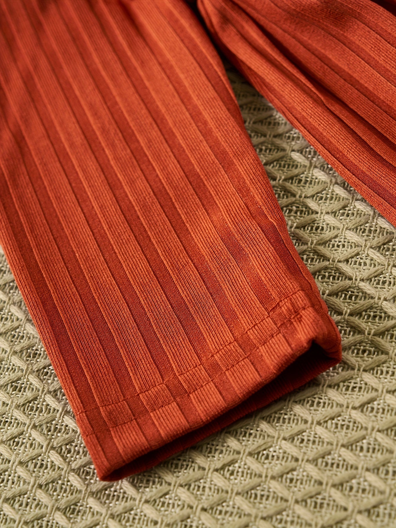 Conjunto de 2 peças para bebês meninas: vestido fofo com estampa de borboletas, gola redonda e mangas compridas + vestido liso com alças de ombro.