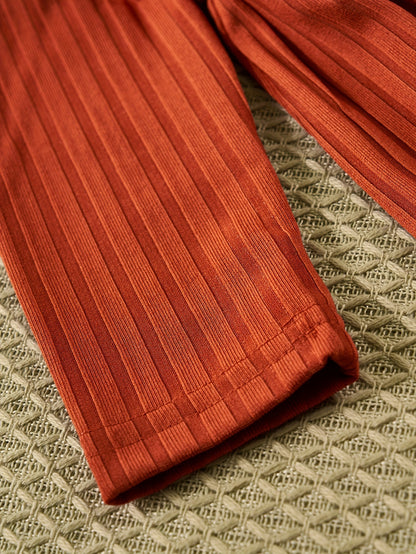 Conjunto de 2 peças para bebês meninas: vestido fofo com estampa de borboletas, gola redonda e mangas compridas + vestido liso com alças de ombro.