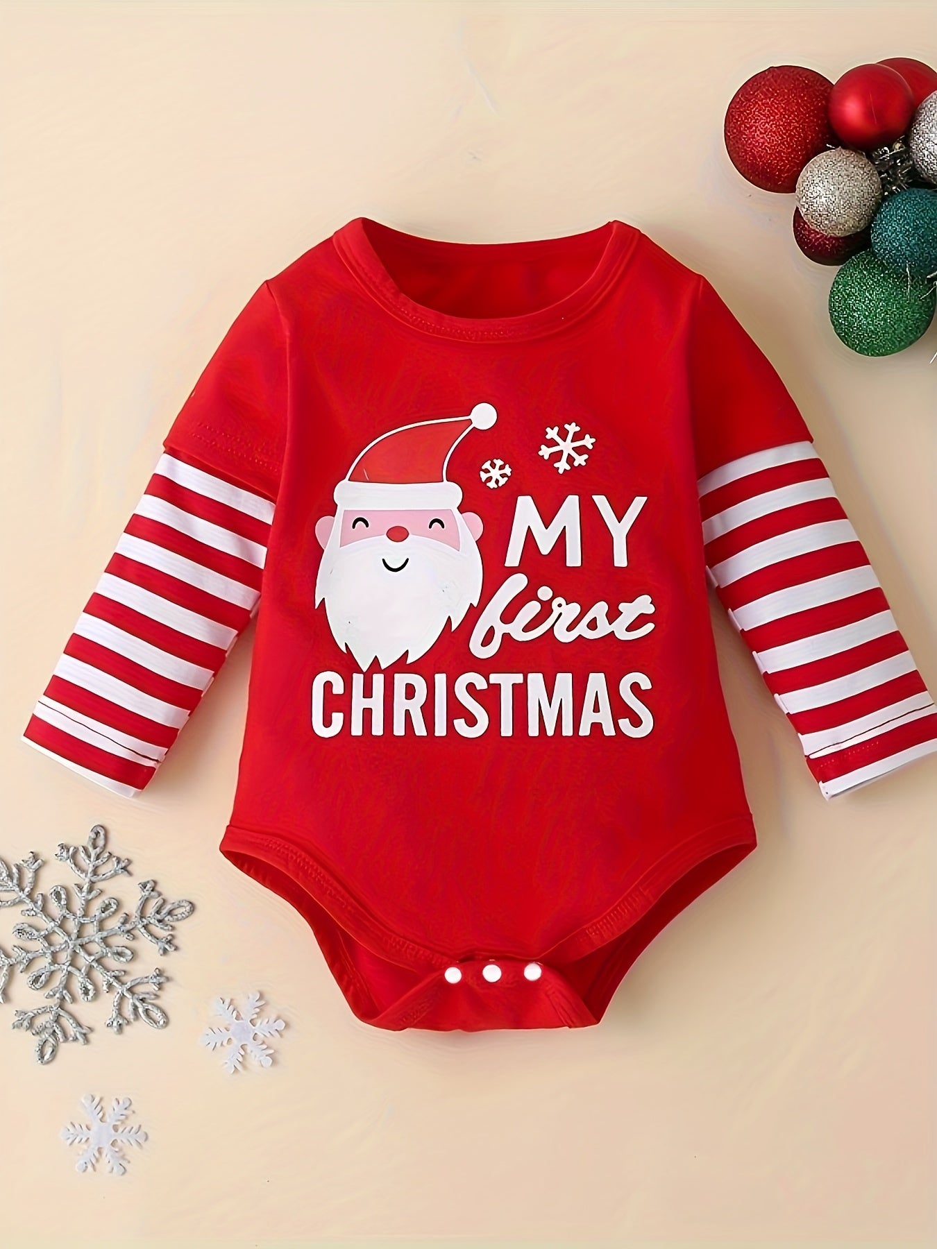 Conjunto festa para Natal, 3 peças: macacão listrado com estampa de Papai Noel, calça e chapéu. Ideal para uso casual e ao ar livre.