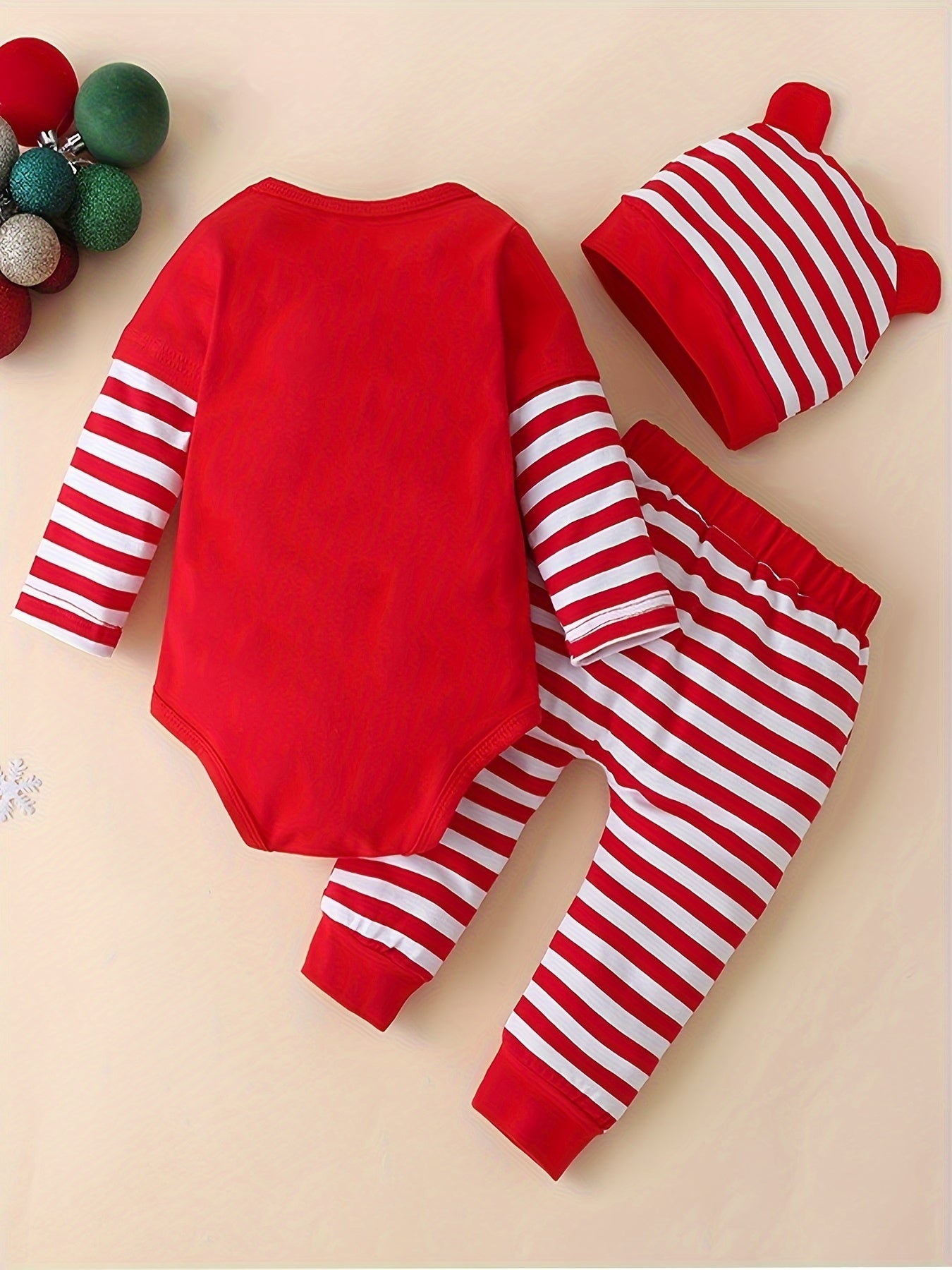 Conjunto festa para Natal, 3 peças: macacão listrado com estampa de Papai Noel, calça e chapéu. Ideal para uso casual e ao ar livre.