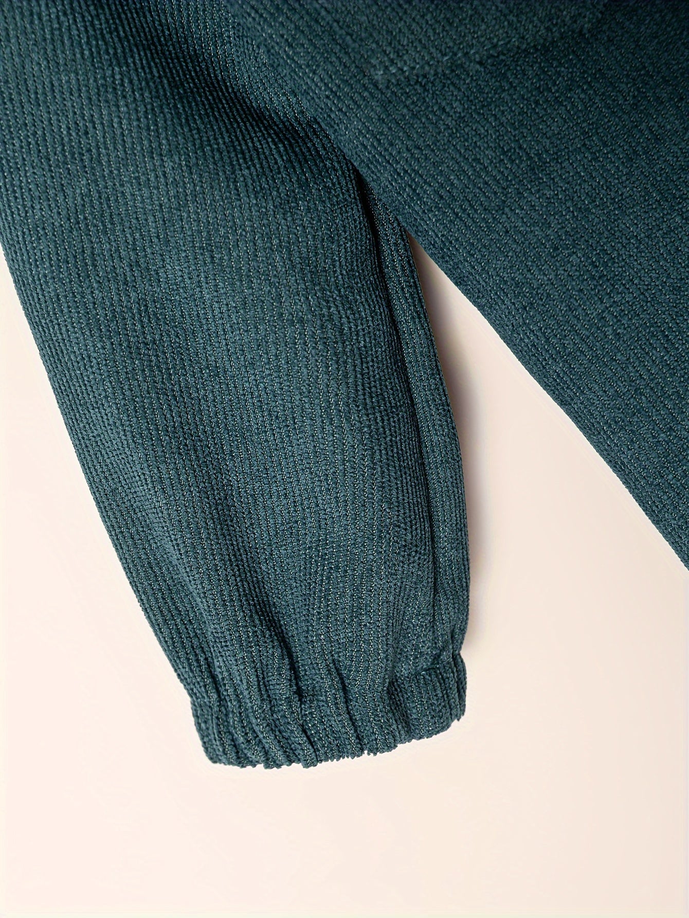 Conjunto infantil de 2 peças: blusa de manga comprida com gola alta e calça comprida. Roupa casual para crianças.