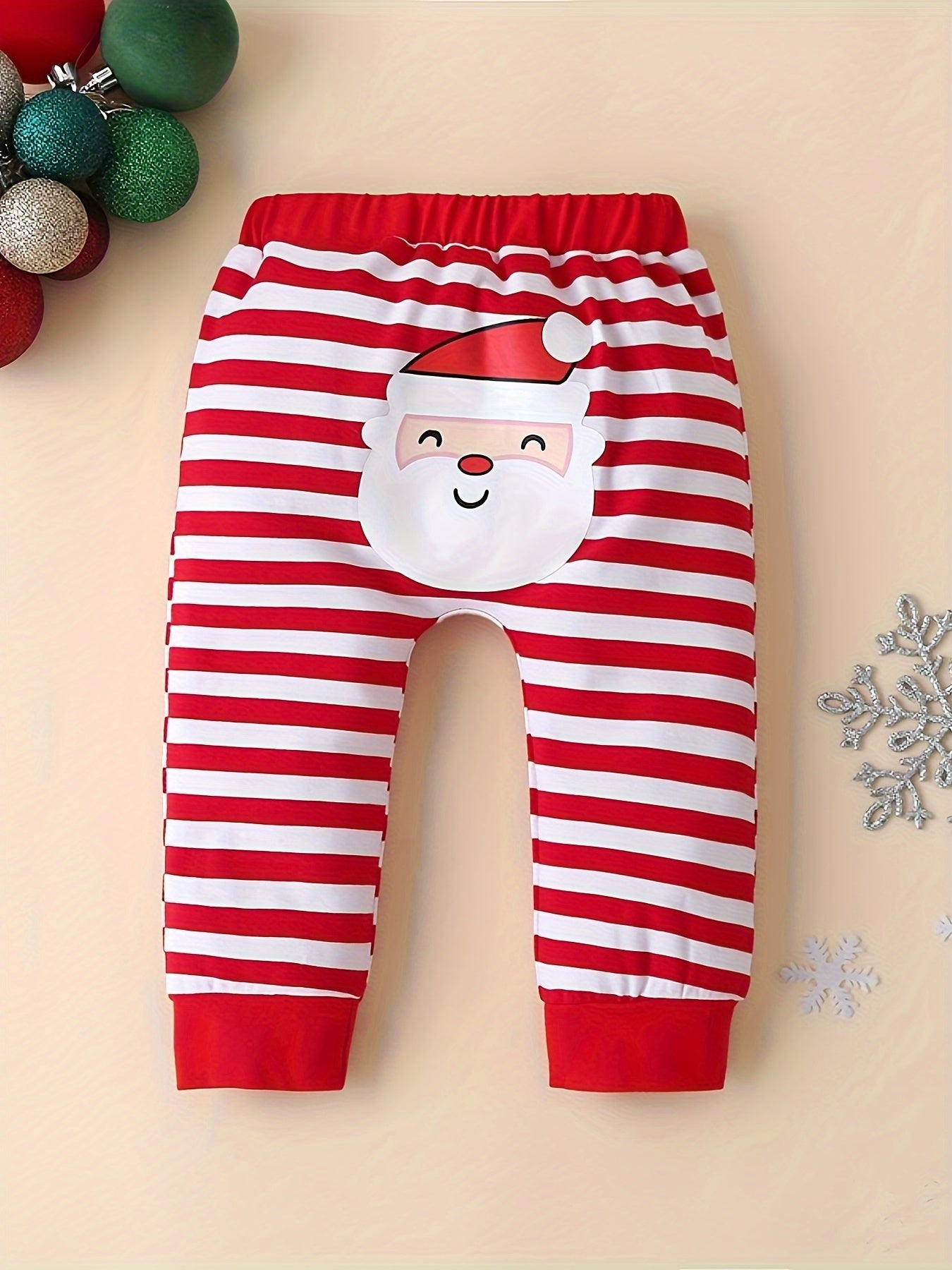 Conjunto festa para Natal, 3 peças: macacão listrado com estampa de Papai Noel, calça e chapéu. Ideal para uso casual e ao ar livre.