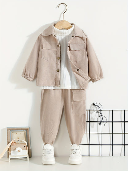 Conjunto infantil de 2 peças: blusa de manga comprida com gola alta e calça comprida. Roupa casual para crianças.