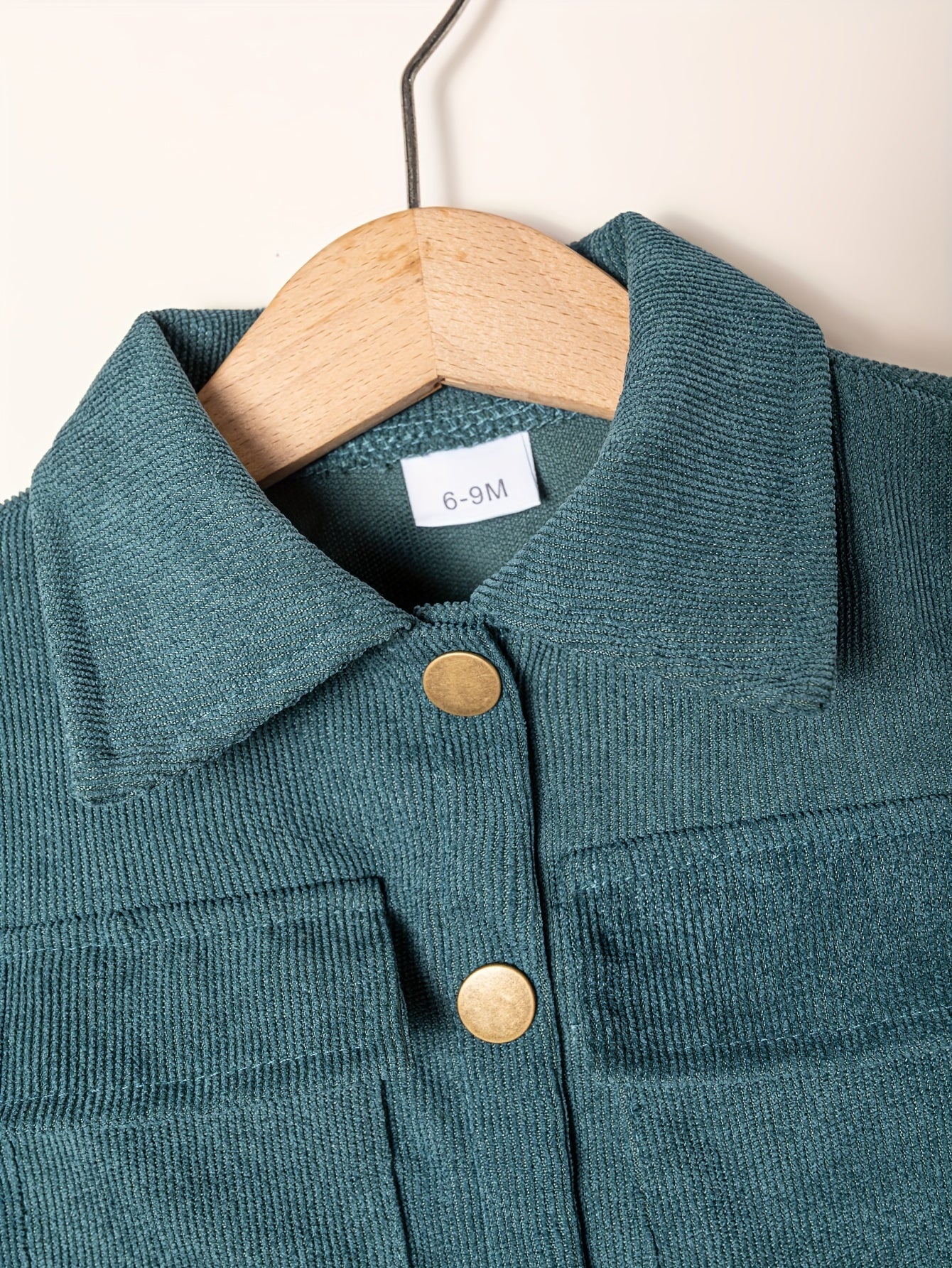 Conjunto infantil de 2 peças: blusa de manga comprida com gola alta e calça comprida. Roupa casual para crianças.