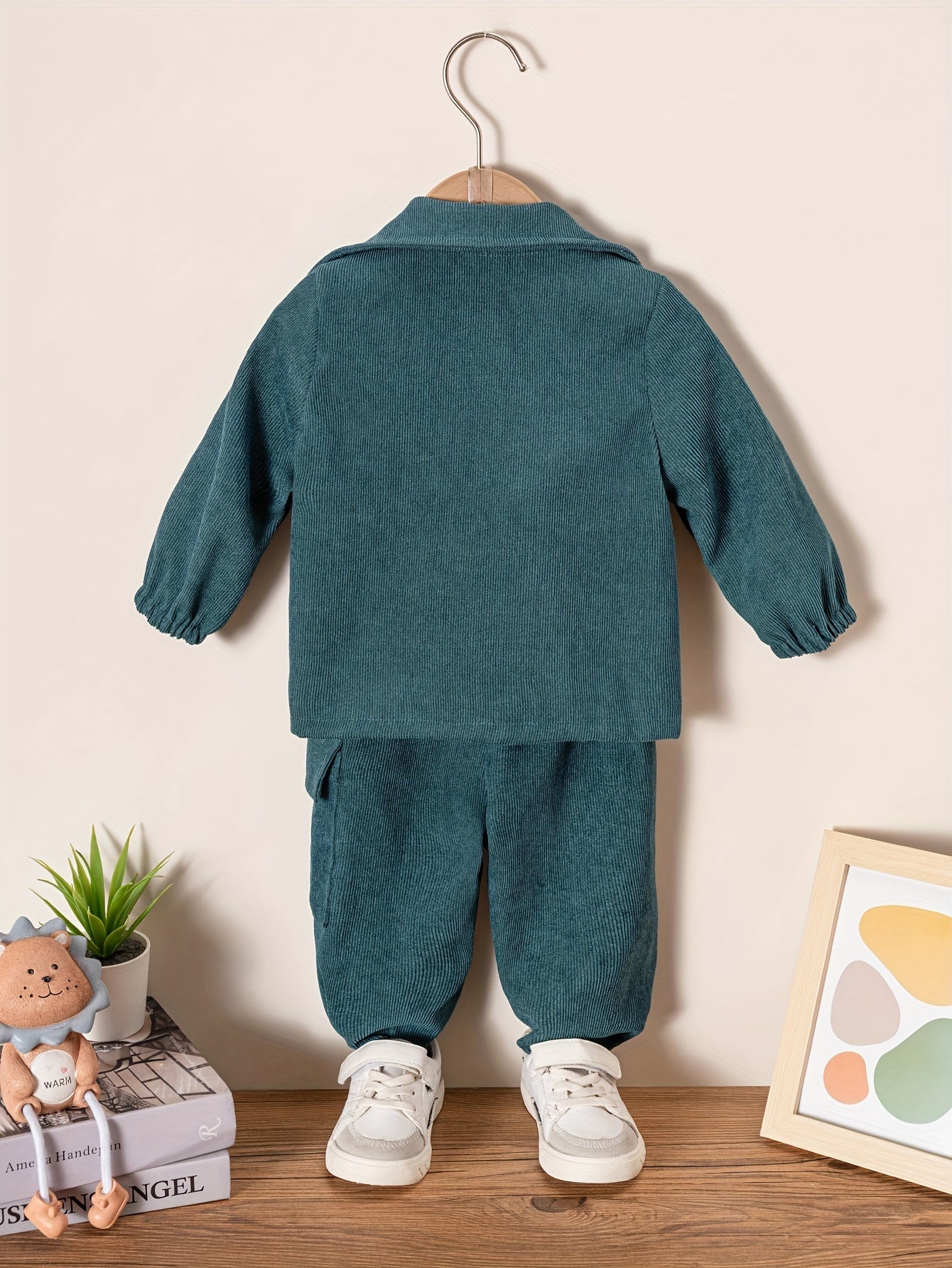 Conjunto infantil de 2 peças: blusa de manga comprida com gola alta e calça comprida. Roupa casual para crianças.