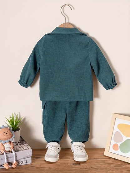 Conjunto infantil de 2 peças: blusa de manga comprida com gola alta e calça comprida. Roupa casual para crianças.