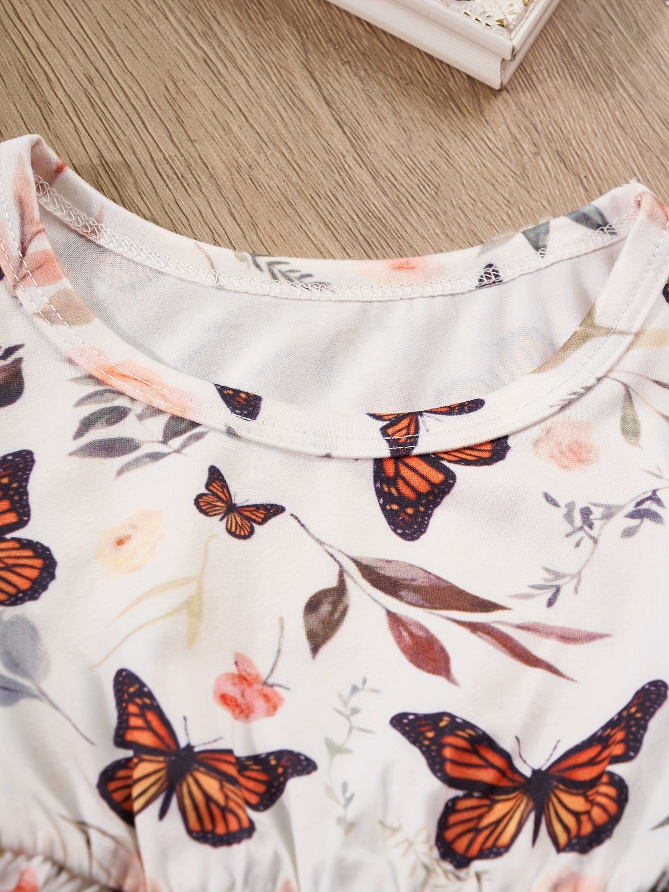 Conjunto de 2 peças para bebês meninas: vestido fofo com estampa de borboletas, gola redonda e mangas compridas + vestido liso com alças de ombro.