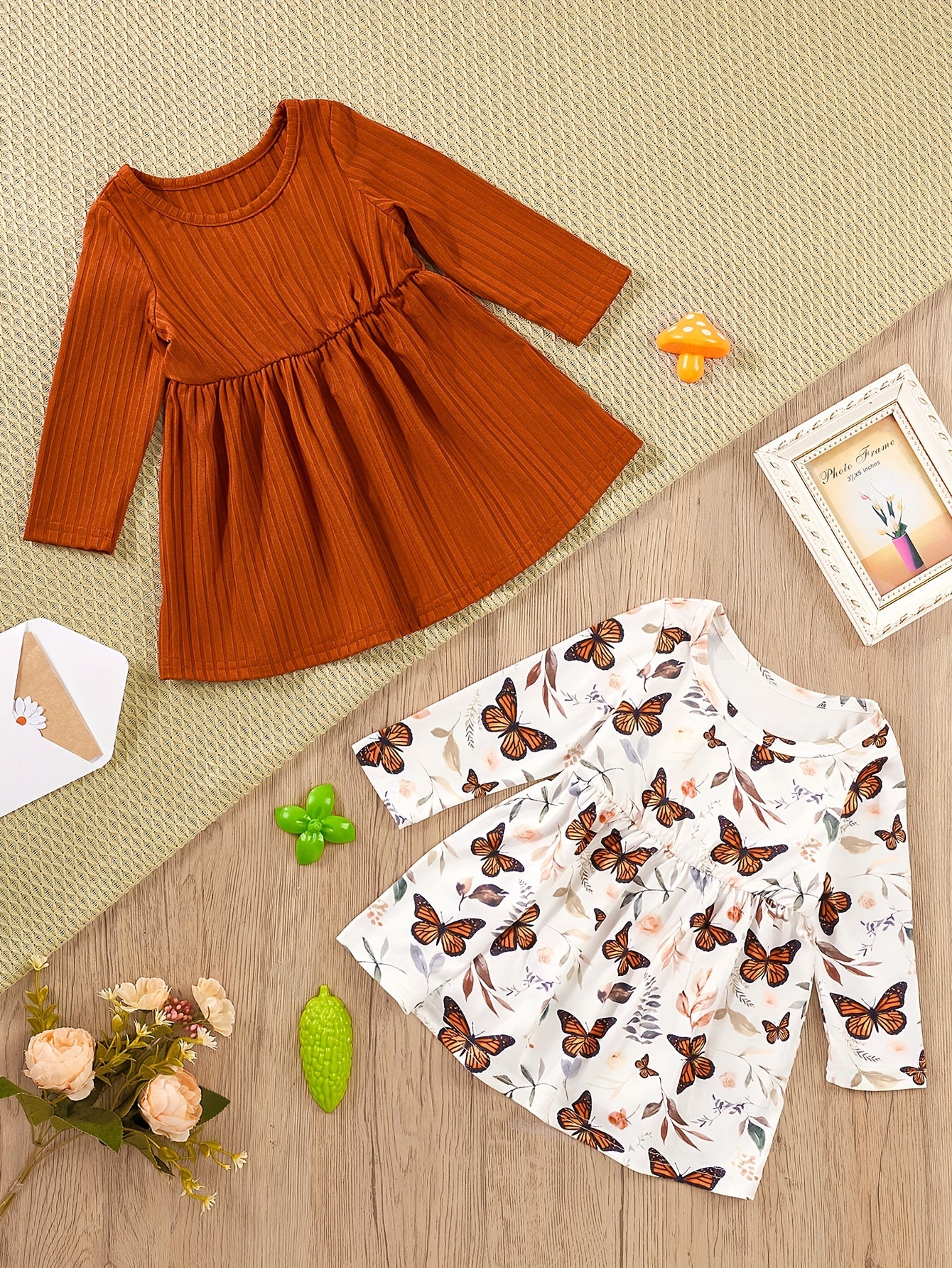 Conjunto de 2 peças para bebês meninas: vestido fofo com estampa de borboletas, gola redonda e mangas compridas + vestido liso com alças de ombro.