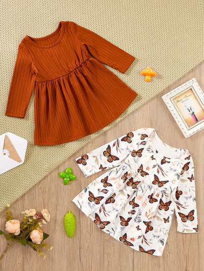 Conjunto de 2 peças para bebês meninas: vestido fofo com estampa de borboletas, gola redonda e mangas compridas + vestido liso com alças de ombro.