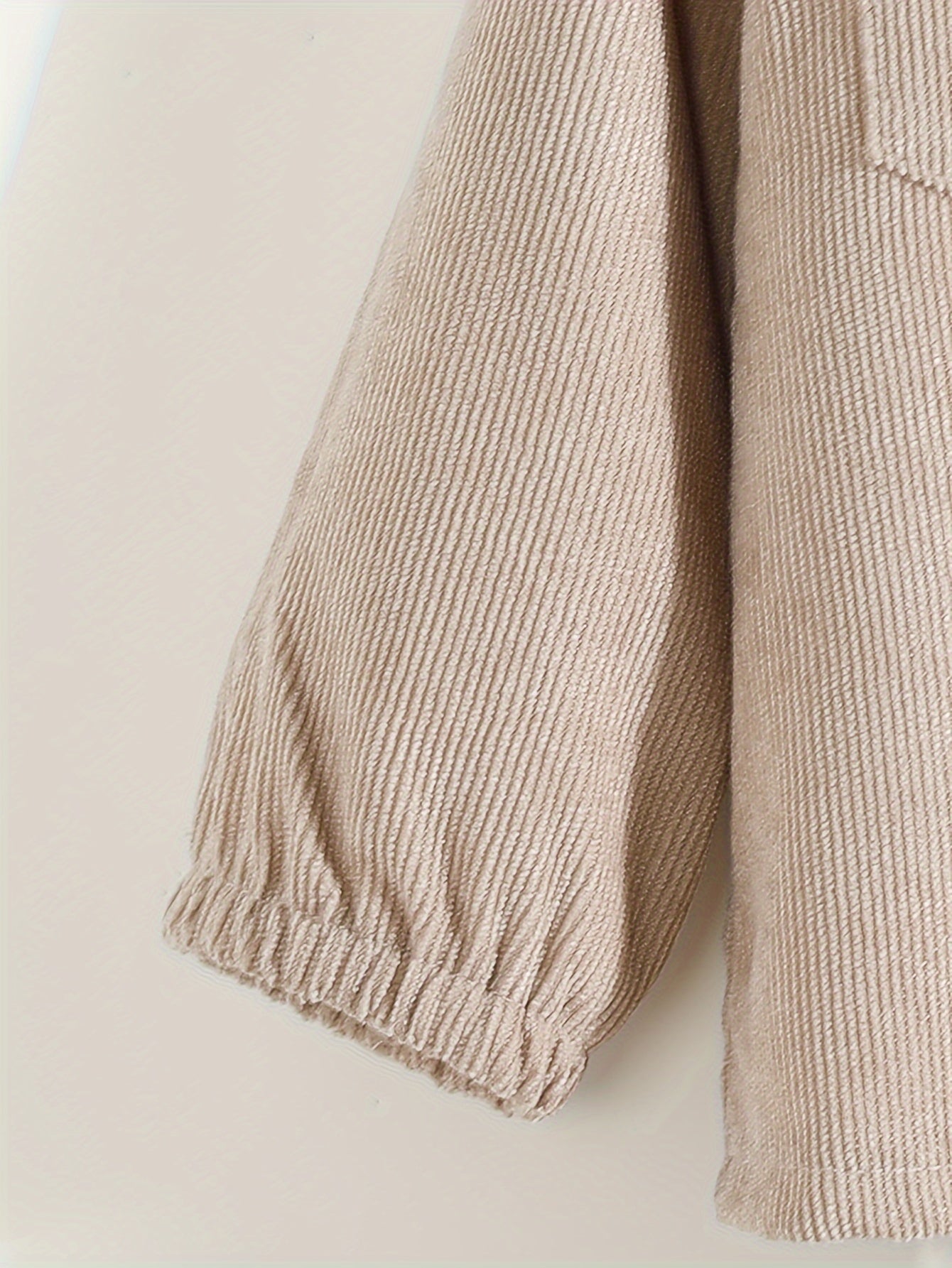 Conjunto infantil de 2 peças: blusa de manga comprida com gola alta e calça comprida. Roupa casual para crianças.