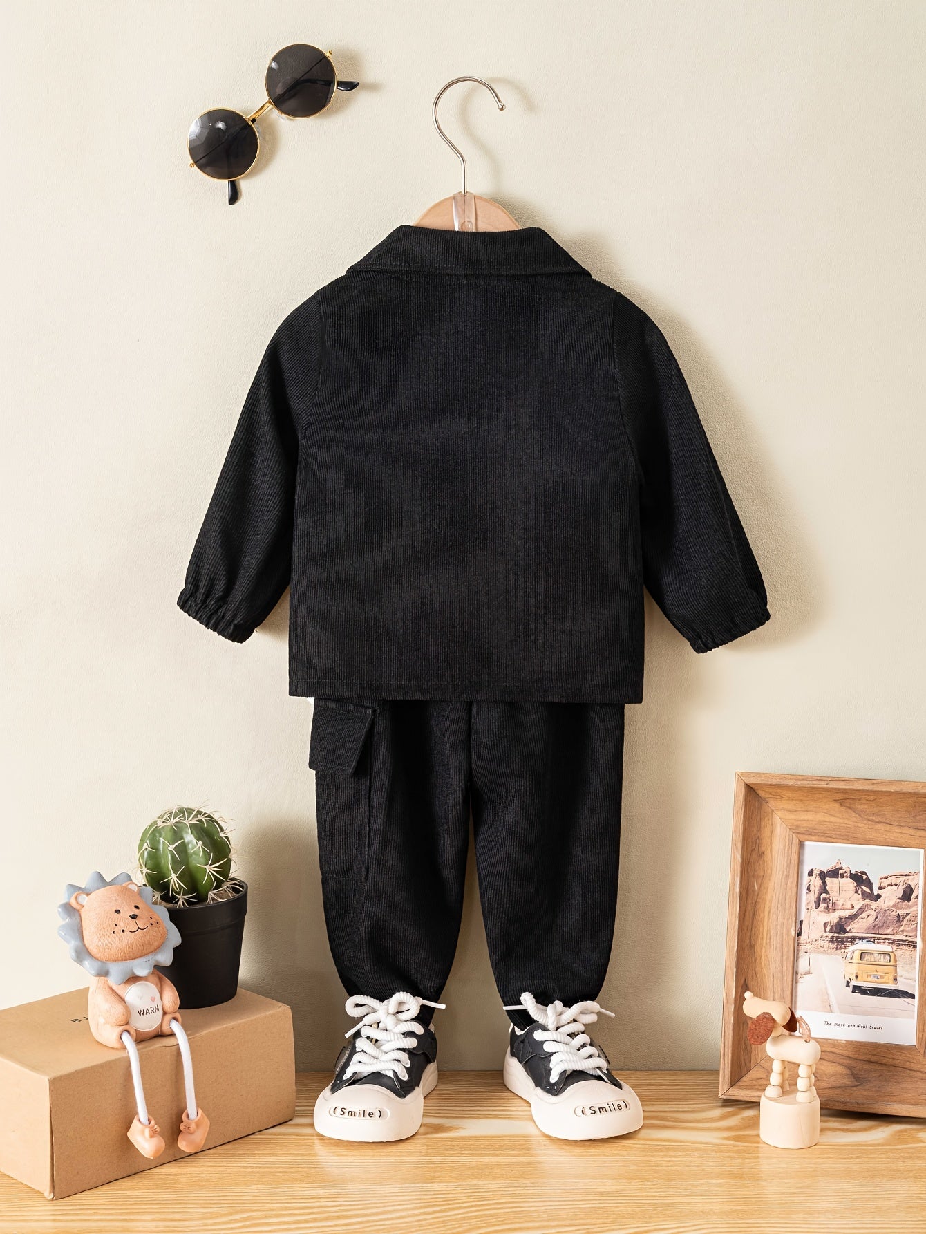 Conjunto infantil de 2 peças: blusa de manga comprida com gola alta e calça comprida. Roupa casual para crianças.