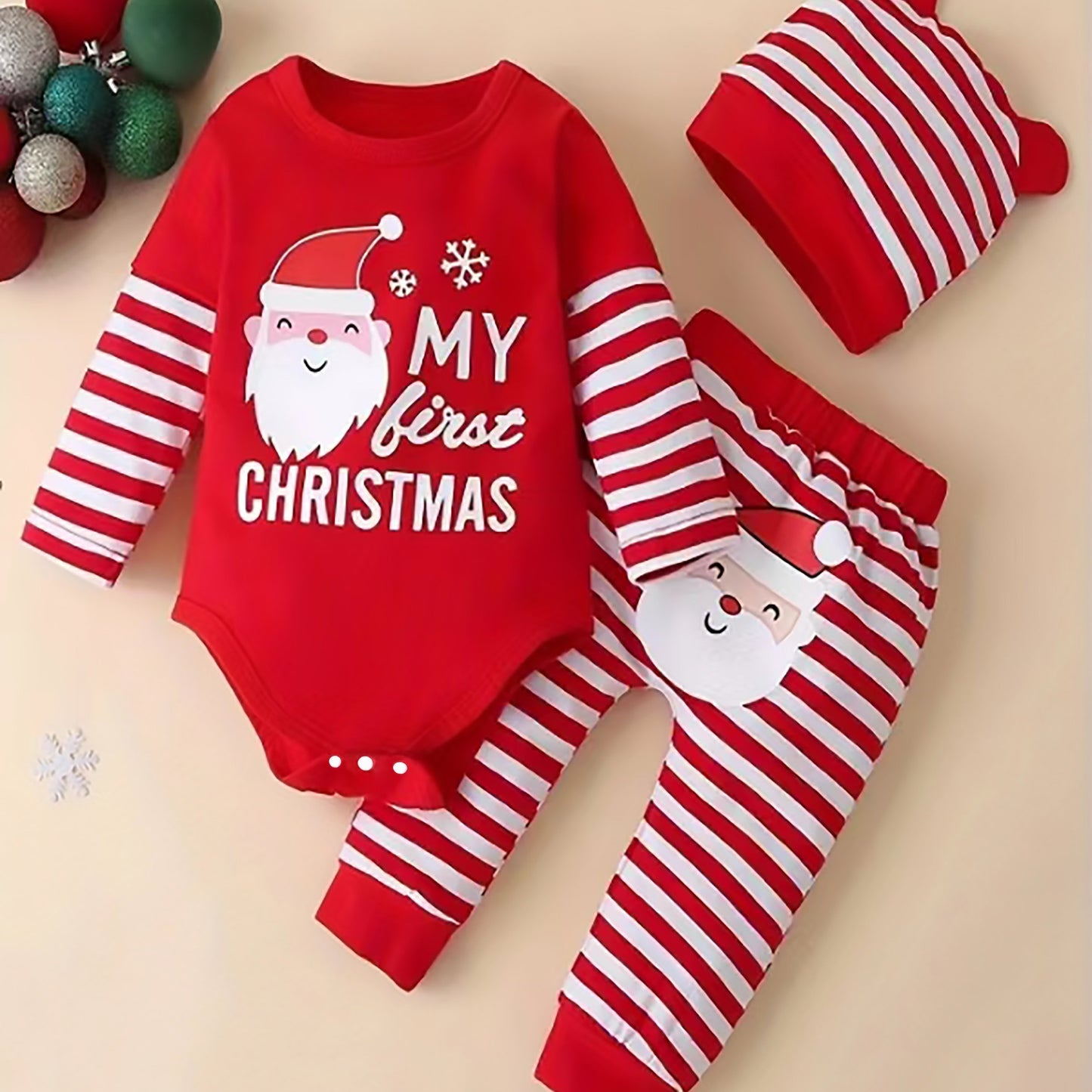 Conjunto festa para Natal, 3 peças: macacão listrado com estampa de Papai Noel, calça e chapéu. Ideal para uso casual e ao ar livre.