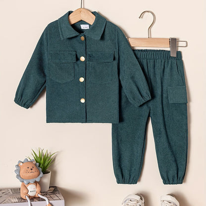Conjunto infantil de 2 peças: blusa de manga comprida com gola alta e calça comprida. Roupa casual para crianças.