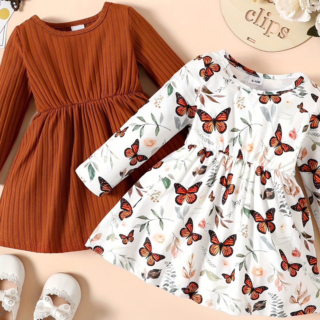 Conjunto de 2 peças para bebês meninas: vestido fofo com estampa de borboletas, gola redonda e mangas compridas + vestido liso com alças de ombro.