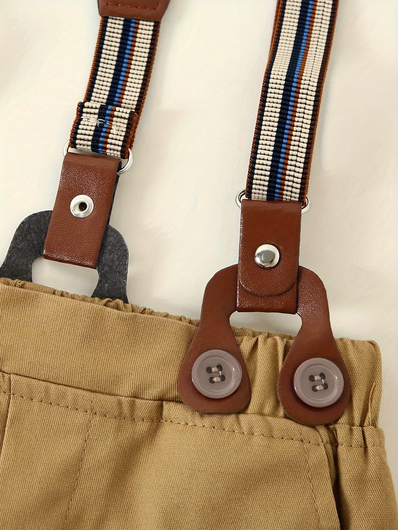 Conjunto de roupa infantil masculina estilo classico, composto por camisa de manga comprida com lapela e gravata borboleta e calça com babador. Ideal para festas de aniversário, eventos noturnos, apresentações, casamentos e banquetes de Ano Novo