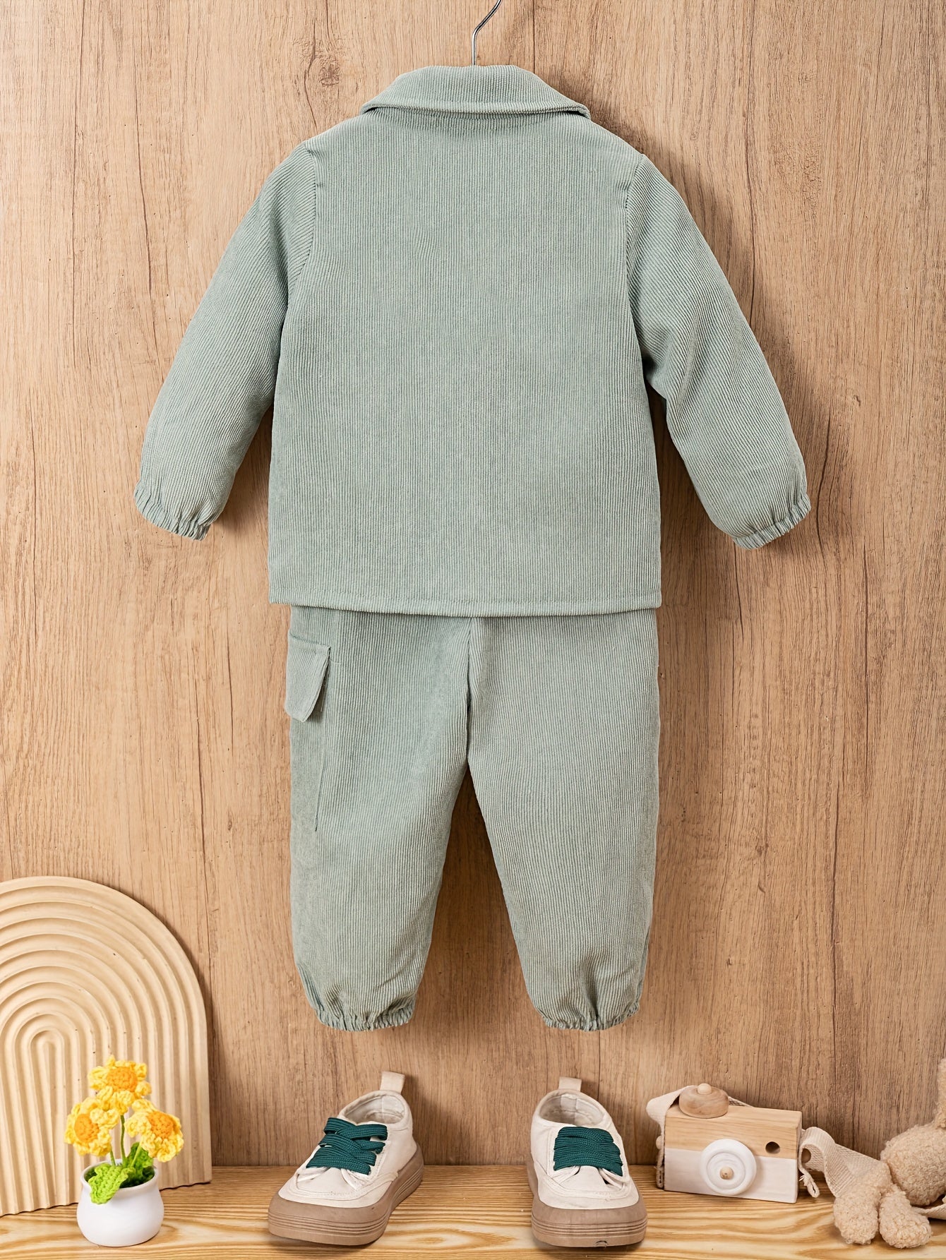 Conjunto infantil de 2 peças: blusa de manga comprida com gola alta e calça comprida. Roupa casual para crianças.