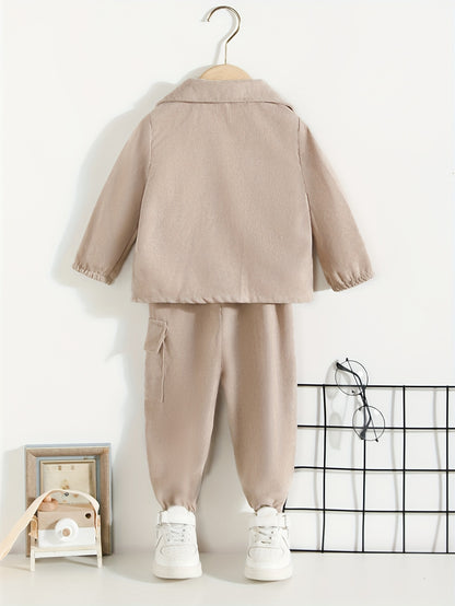 Conjunto infantil de 2 peças: blusa de manga comprida com gola alta e calça comprida. Roupa casual para crianças.