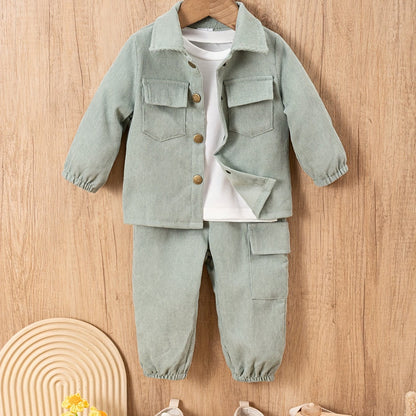 Conjunto infantil de 2 peças: blusa de manga comprida com gola alta e calça comprida. Roupa casual para crianças.